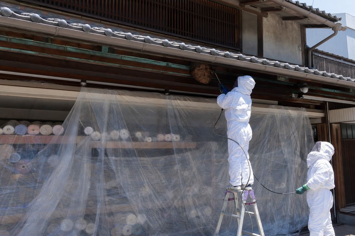 一宮市本町の繊維問屋でスズメバチ駆除作業中