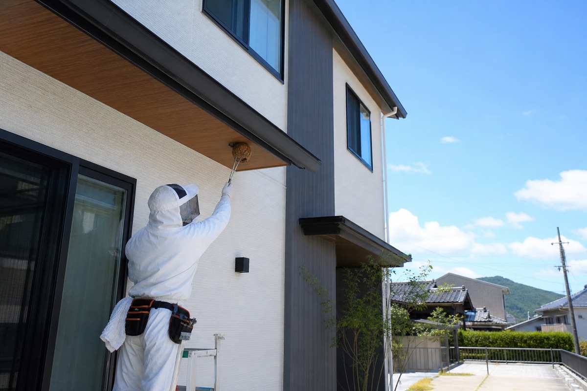 可児市桂ケ丘の新興住宅地でスズメバチ駆除作業中