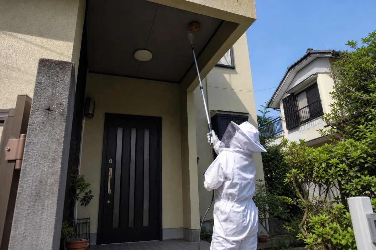 名古屋市緑区旭出の住宅街でキイロスズメバチ駆除作業中
