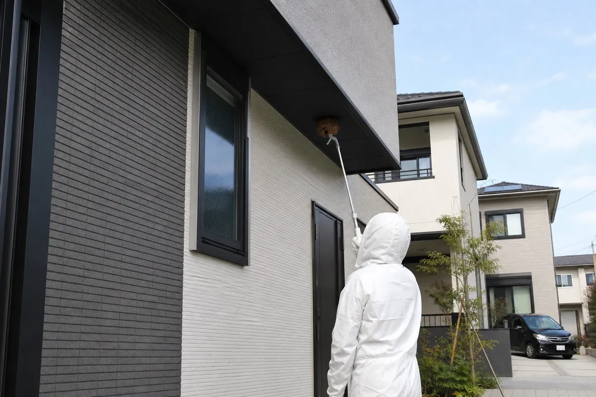 名古屋市緑区太子の新築住宅でスズメバチ駆除作業中