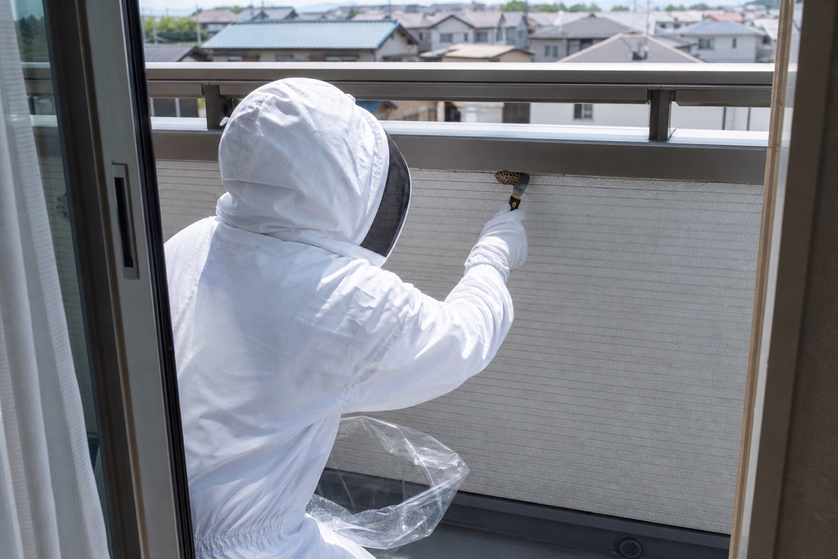 名古屋市南区岩戸町の分譲住宅でアシナガバチ駆除作業中