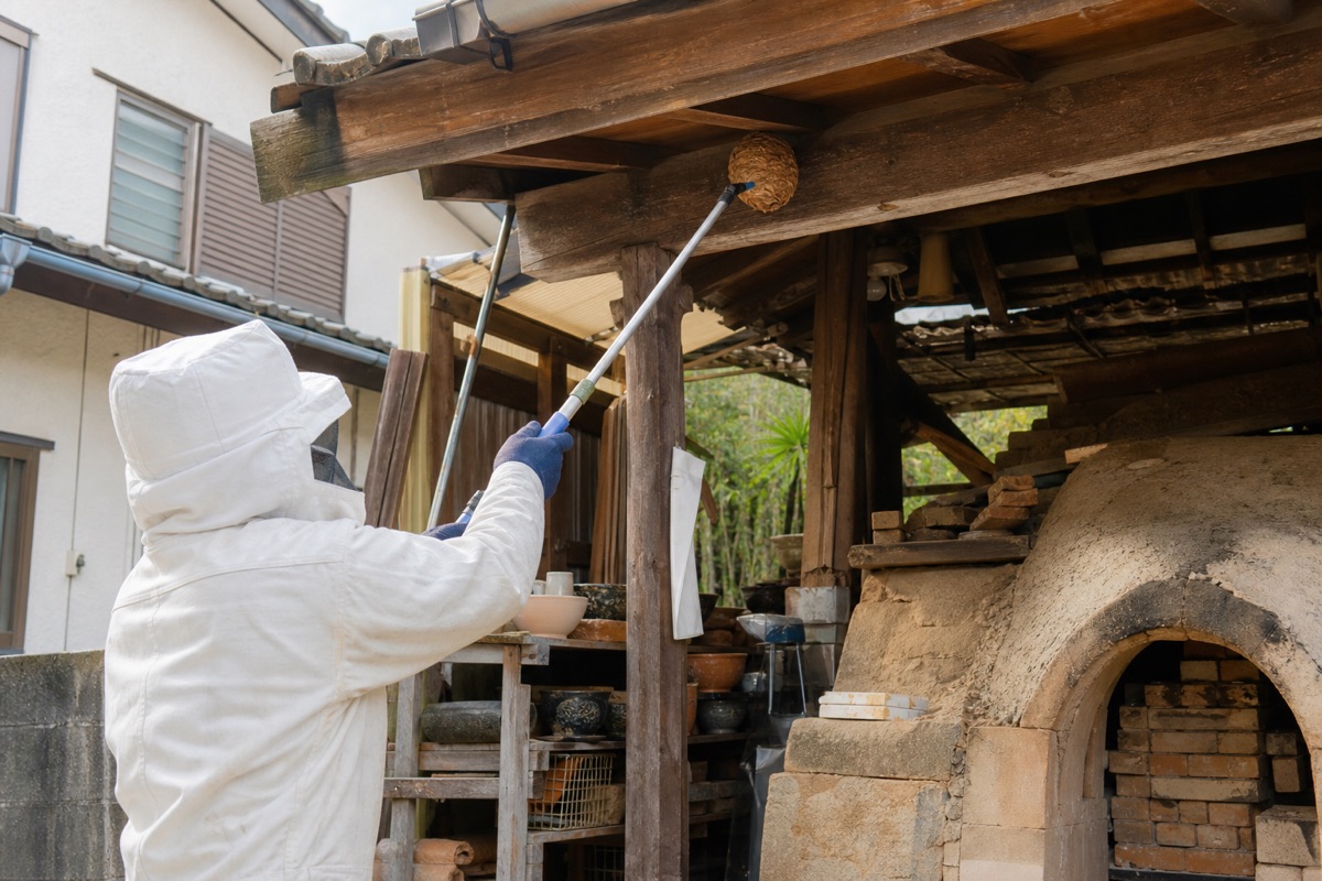 瀬戸市深川町の陶芸家住宅でスズメバチ駆除作業中