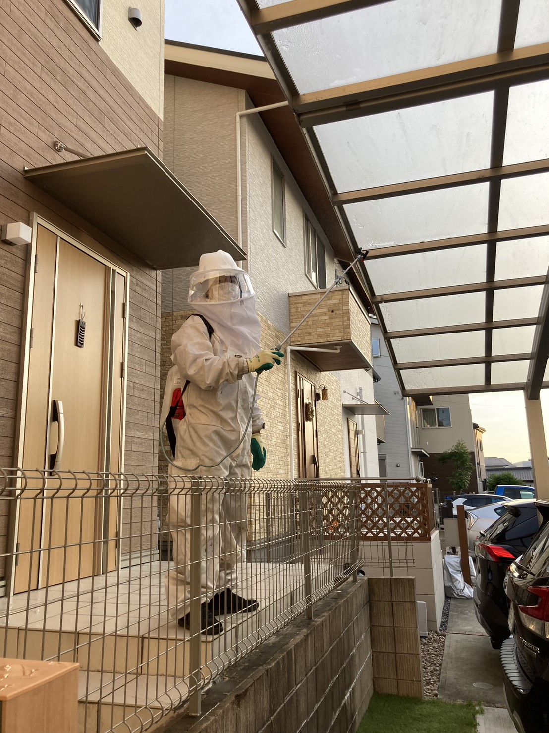 【事例2】養老町下笠|倉庫の換気口内に作られた巨大な巣